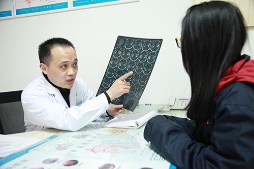 孙高亮主任为魏女士讲解检查报告
